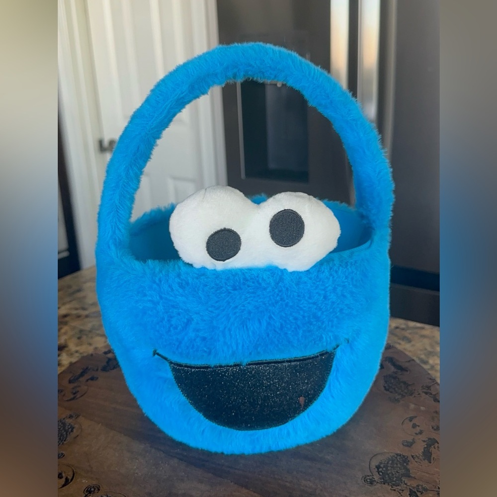 Sesame Street Cookie Monster Plush Basket.